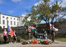 RELACJA Z UROCZYSTOŚĆ POD POMNIKIEM BOHATERÓW TRZECH NARODÓW